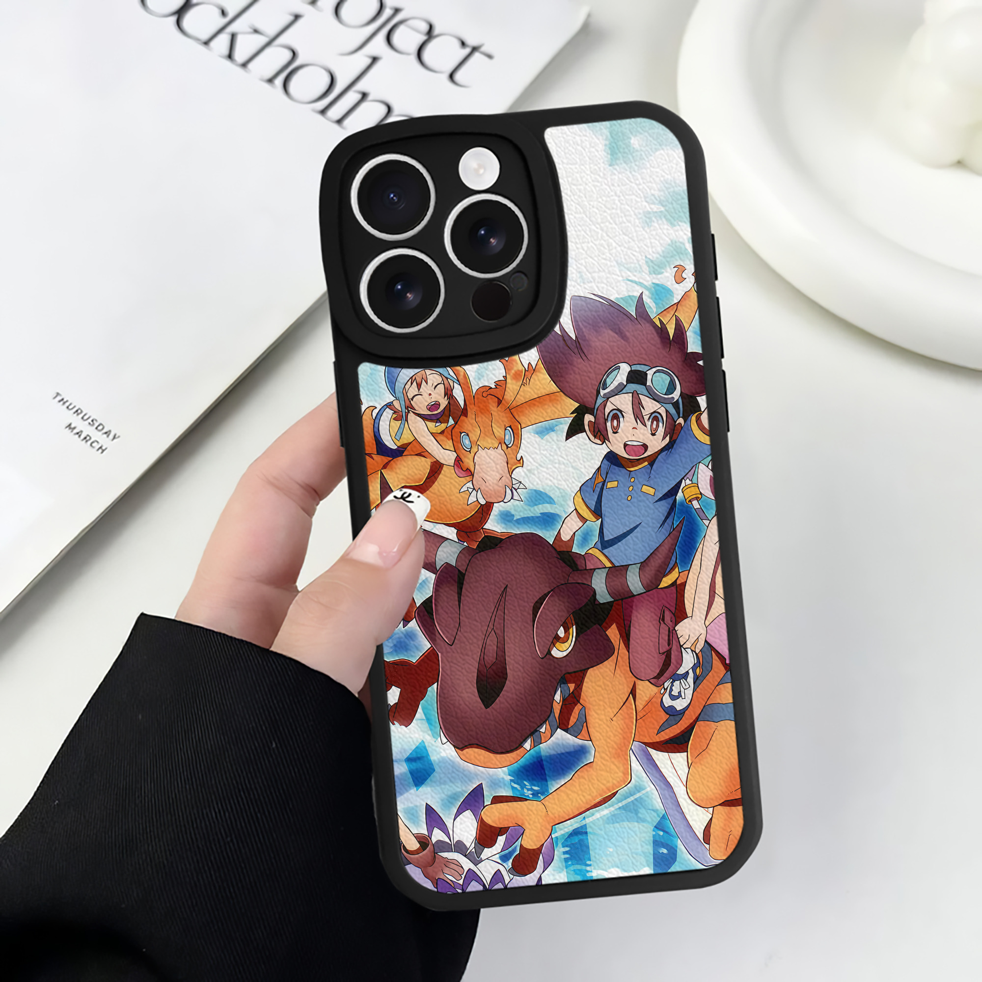 （画像用） Digimon デジタルモンスター/デジモン 【iPhone 16シリーズ対応】シリコンスマホケース（レザー調） 材質：シリコン